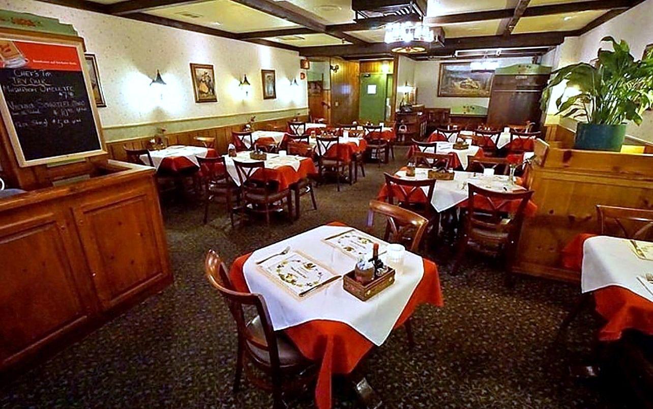 The dining room at das Schnitzelhaus